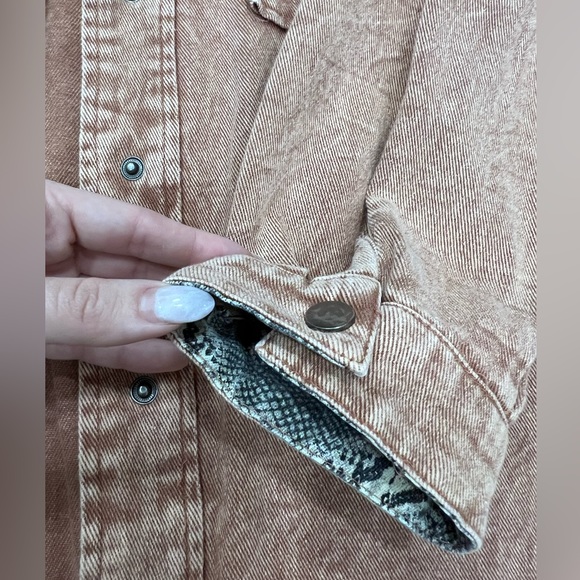 Button down snake print shirt - Picture 4 of 8